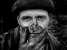Kratochvílův snímek zahradníka ze znečištěné rumunské vesnice (1995)