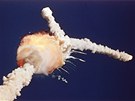 Tragická havárie raketoplánu Challenger krátce po startu z Kennedyho vesmírného...