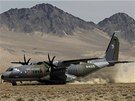 Pistání eského armádního letounu CASA na nezpevnném povrchu letit v Bulganu