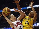 Americká basketbalistka Lindsay Whalenová  se pokouí vystelit pes Brazilku