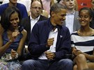 Americký prezident Barack Obama si se svou enou Michelle a dcerou Maliou...