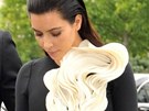 Kim Kardashianová zavítala na pehlídku Stephana Rollanda ve stylovým atech s...