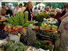 Na trhu v Hévízu se prodává zelenina i kvtiny.