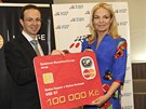 Dagmar Havlová pevzala od spolenosti MasterCard ek pro Nadaci VIZE 97. 
