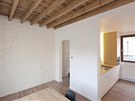 Historický ráz domu podtrhují i cihlové, bíle natené stny a devné stropy s...