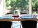 Díky prosklené stn je od jídelního stolu krásný výhled do okolní pírody.