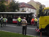 V Hloubětíně se srazil autobus s tramvají.