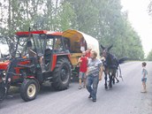 Koovníkm na cest pomohl i traktor.