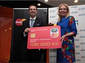Dagmar Havlová dostala od firmy MasterCard dar pro nadaci Vize 97.