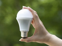 LED �árovky jsou zatím dra��í, ale p�esv�d�ují okam�itým náb�hem.