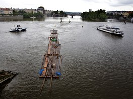 Cesta do Hamburku je dlouhá 760 kilometr, vor bude kvli bezpenosti vleen...