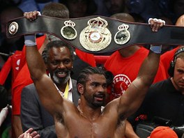 TOHLE JSEM VYHRÁL! David Haye ukazuje fotografm pás, který získal jako ocenní