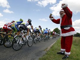 SANTA NA TOUR. Bhem desáté etapy jezdce povzbuzoval i mu v kostýmu Santa...