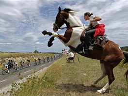 NENÍ SEDLO JAKO SEDLO. Zatímco cyklisté na Tour stráví vtinu asu v sedle...