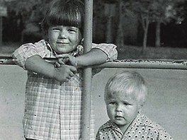 Autorka �l�nku s mlad��m bratrem. Vybav� si sc�nu z d�tstv�?