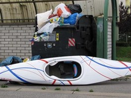 SMUTN KONEC. Olympijsk kajak tpnky Hilgertov skonil u popelnice.