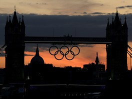 OLYMPIJSKÉ KRUHY. Symbol olympijských her pi západu slunce na Tower Bridge v...