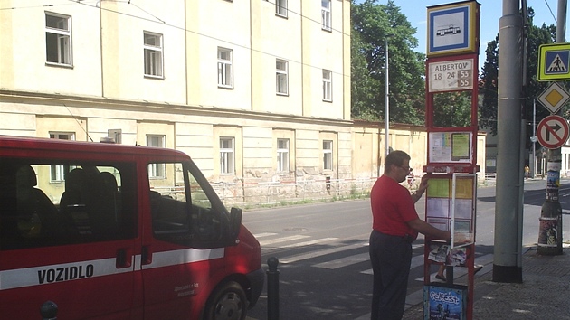 Zamstnanec Dopravního podniku vymuje jízdní ády na zastávce Albertov v