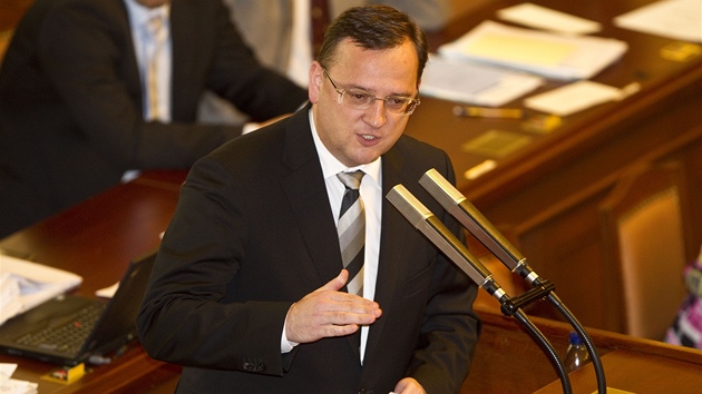 Premiér Petr Neas hovoí bhem poslanecké schze, na které se bude hlasovat o
