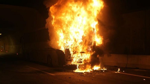 Po�ár �eského autobusu nedaleko rakouského Wolfsbergu (9. �ervence 2012)