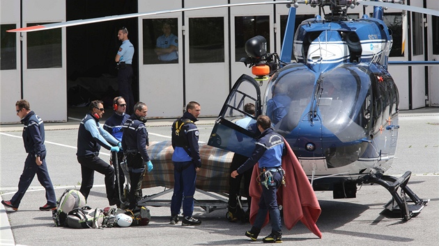 Francouztí záchranái vykládají tla obtí laviny z helikoptéry (12. ervence
