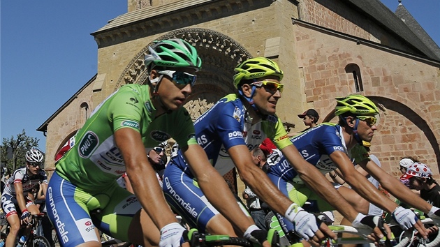 PED KOSTELEM V  MORLAAS. Zleva: Peter Sagan, Ivan Basso a Vicenzo Nibali.