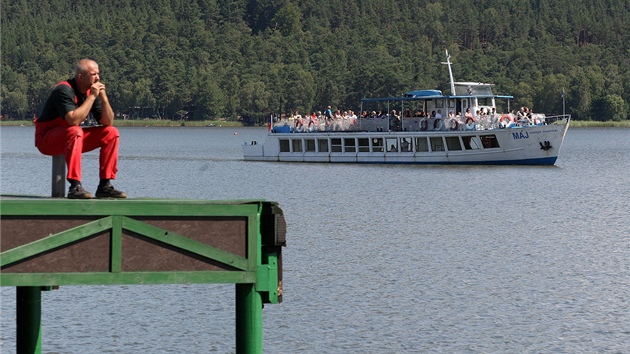 Vedle pravidelné linky se zastávkami na Máchově jezeře plují i lodě na vyhlídkovém okruhu.