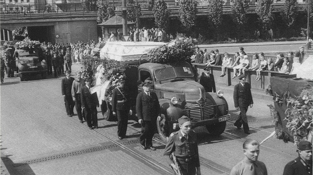 Pohřbu 18. července na Mírovém náměstí se zúčastnilo na 30 tisíc lidí i ministr vnitra Václav Nosek