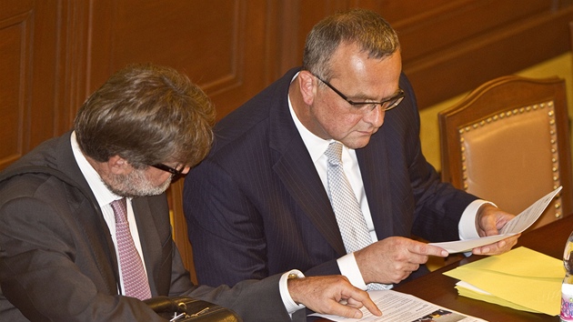 Ministr vnitra Jan Kubice a ministr financí Miroslav Kalousek pi hlasování o