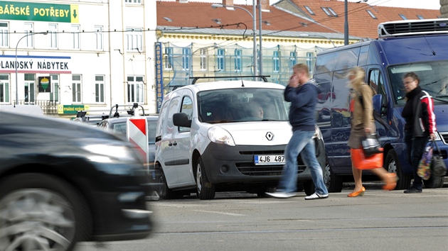 Kvli przdninovm opravm ulice Kolit v Brn stoj kolony aut i v centru msta. (16. ervenec 2012)