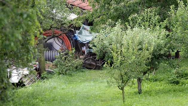 Pohled do zahrady domu v Milonicch na Vykovsku, kde policist nali zputoenou enu, kterou 15 let nikdo nevidl.