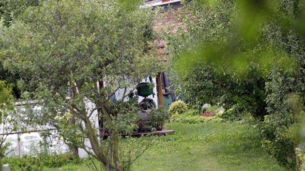 Pohled do zahrady domu v Milonicch na Vykovsku, kde policist nali zputoenou enu, kterou 15 let nikdo nevidl.