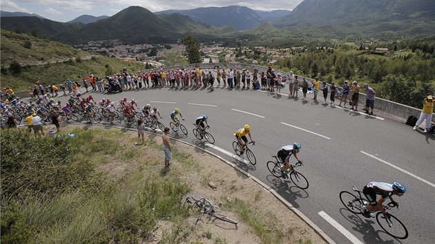 ZE SEDLA. Balk i s vedoucm muem Tour de France Bradleym Wigginsem (na tetm mst) stoup na jeden z kopc bhem trnct etapy.