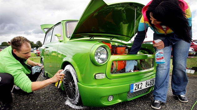 Zářivě zelený trabant zvaný Drobek a jeho majitelé Monika Rešková a Jiří Patak