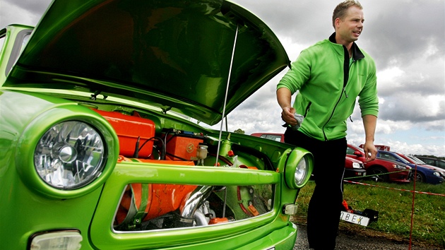 Zářivě zelený trabant zvaný Drobek. Na snímku je zřetelná průhledná maska motorového prostoru.