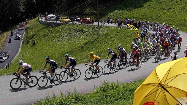 cyklistický peloton v prbhu 11. etapy Tour de France