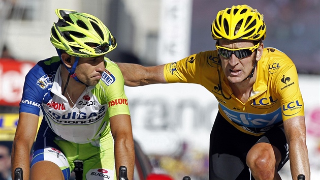 ALE ZKUSILS TO. Lídr Tour de France Bradley Wiggins dojel do cíle po boku Itala