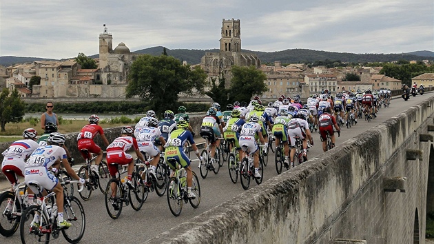 cyklistick peloton v prbhu 13. etapy Tour de France