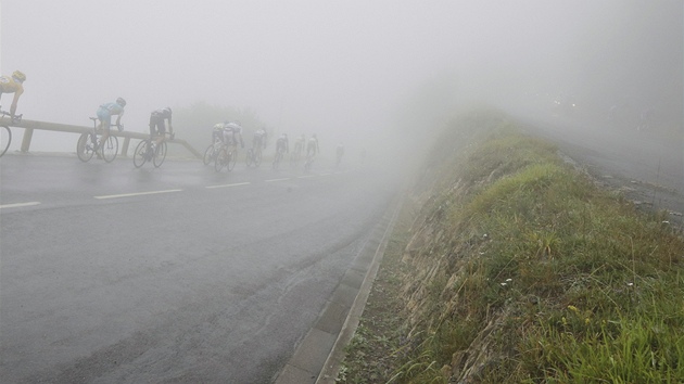 cyklistick peloton v prbhu 17. etapy Tour de France