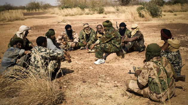 Tuaregov v Mali. Nomdt separatisti potkem roku 2012 jednostrann vyhlsili na severu Mali vlastn stt Azavad. Islamit je ale v ervenci vytlaili i z posledn baty.
