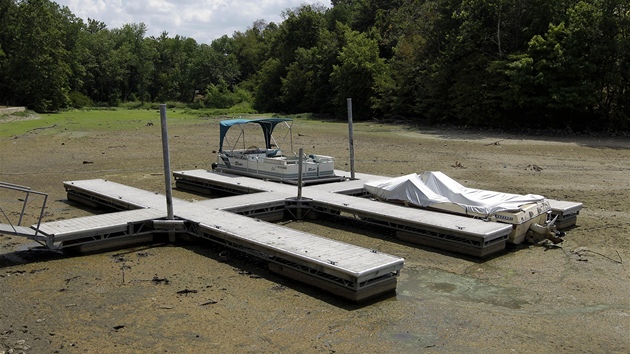 sten vyschl jezero Morse v Noblesville ve stt Indiana. Spojen stty zashlo nejhor sucho za posledn destky let (16. ervence 2012)