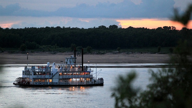 Vletn parnk Memphis Queen na ece Mississippi nedaleko Memphisu. Hladina nejvt americk eky klesla kvli nedostatku de natolik, e u maj problm vt a tk lod (13. ervence 2012)
