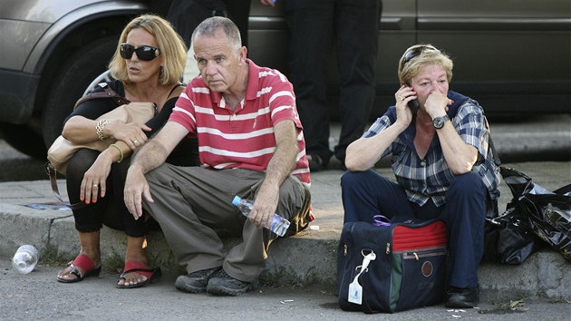 Turisté sedí na parkovišti před letištěm Burgas. Atentátník tam vyhodil do vzduchu autobus plný Izraelců (18. července 2012)
