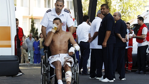 Do Burgasu piletli izraelt zdravotnci, kte v nemocnici vyzvedli izraelsk peiv vbuchu autobusu (19. ervence 2012)