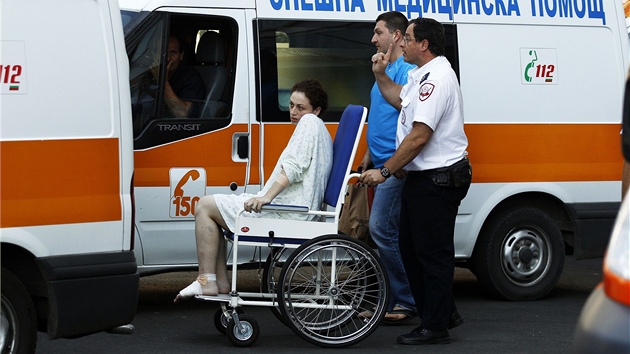 Do Burgasu piletli izraelt zdravotnci, kte v nemocnici vyzvedli izraelsk peiv vbuchu autobusu (19. ervence 2012)