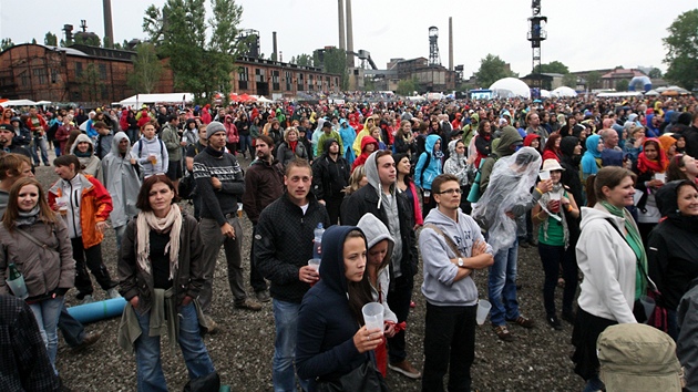 Divci se pi festivalu Colours of Ostrava pohybovali a dlouh hodiny i stli na strusce, co mnohm vadilo.