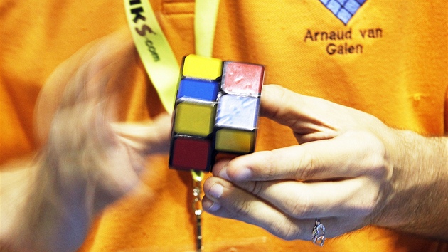 Rubikova kostka se v rukou mistr mn v barevn ry. 