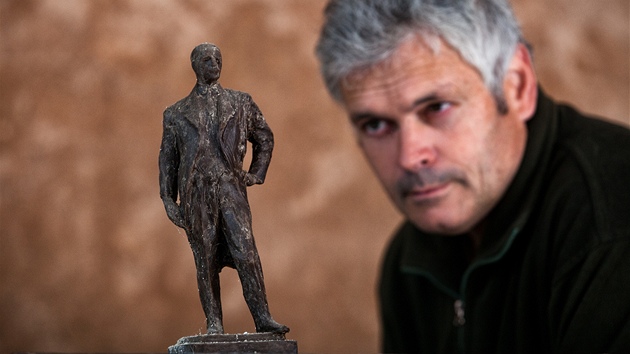 Socha Petr Novk z Jarome s modelem nvrhu na sochu starosty Ulricha.