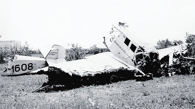 Letadlo Junkers krátce po tragickém pádu, pi nm piel o ivot Baa i pilot...