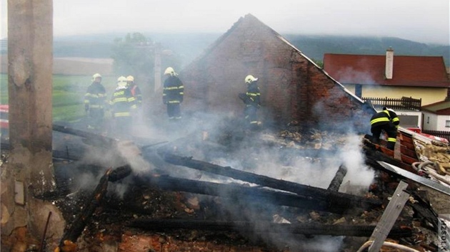 Požár střechy hospody v Komárově na Olomoucku